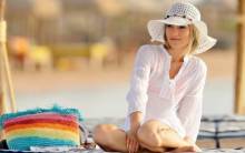Girl with hat on the beach - Full HD Wallpaper